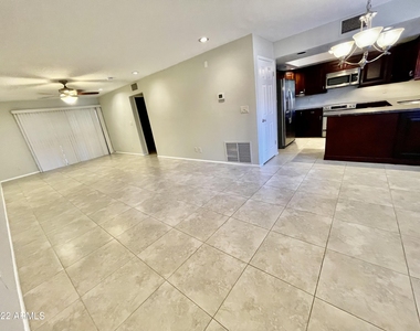 12212 N Paradise Village Parkway S - Photo Thumbnail 7