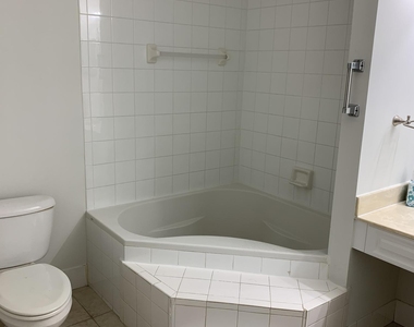 2080 Greenview Shores Boulevard - Photo Thumbnail 5