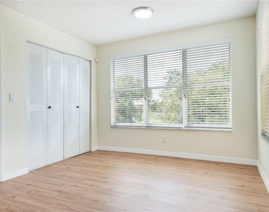 417 Vista Isles Drive - Photo Thumbnail 10
