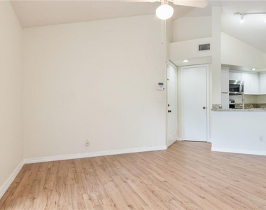 417 Vista Isles Drive - Photo Thumbnail 5