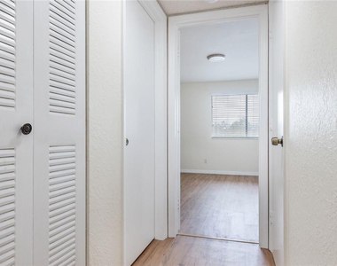 417 Vista Isles Drive - Photo Thumbnail 16