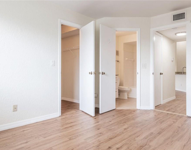417 Vista Isles Drive - Photo Thumbnail 20