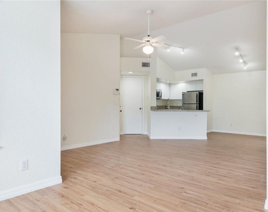 417 Vista Isles Drive - Photo Thumbnail 4