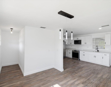 270 Sw 10th Avenue - Photo Thumbnail 5