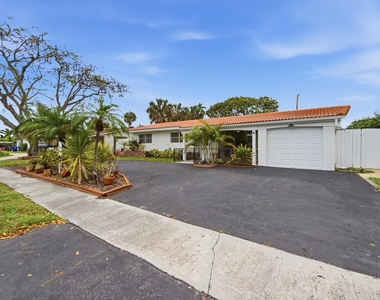 2120 Ne 62nd Court - Photo Thumbnail 3
