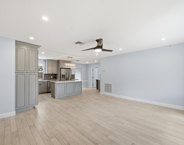 2120 Ne 62nd Court - Photo Thumbnail 7