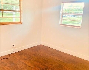 2821 Duke Lane - Photo Thumbnail 6