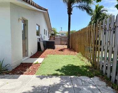 1605 Ne 50th Court - Photo Thumbnail 12