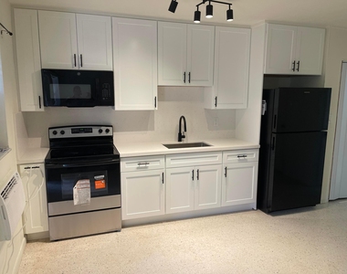 2220 N 19th Avenue - Photo Thumbnail 3