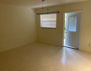 2220 N 19th Avenue - Photo Thumbnail 4