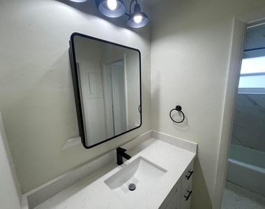2220 N 19th Avenue - Photo Thumbnail 5