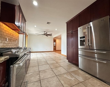2833 Kent Drive - Photo Thumbnail 3