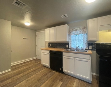 824 Nw 45th Street - Photo Thumbnail 3