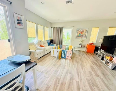 713 Manhattan Drive - Photo Thumbnail 3