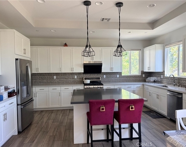 713 Manhattan Drive - Photo Thumbnail 2