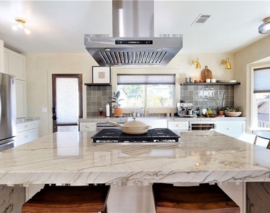 1225 Colorado - Photo Thumbnail 3