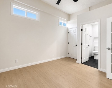 19520 Hart Street - Photo Thumbnail 4