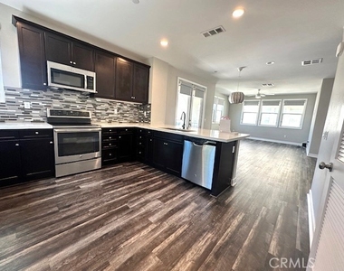 623 W Foothill Boulevard - Photo Thumbnail 4