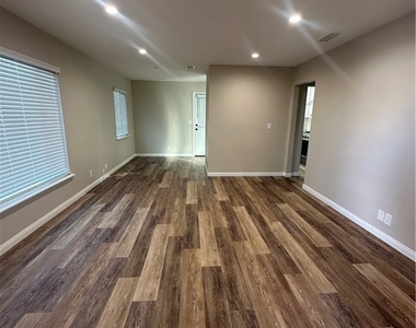 514 E Chalynn Circle - Photo Thumbnail 12