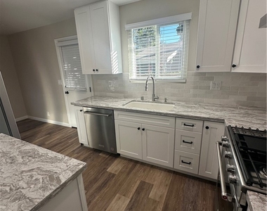 514 E Chalynn Circle - Photo Thumbnail 16