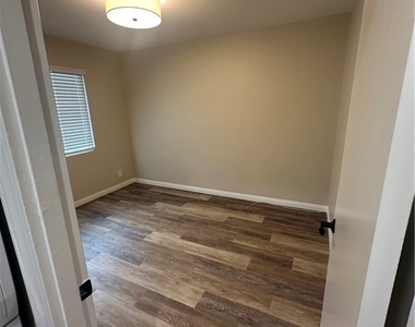 514 E Chalynn Circle - Photo Thumbnail 2