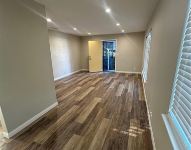 514 E Chalynn Circle - Photo Thumbnail 13