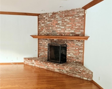 833 Hugo Reid Drive - Photo Thumbnail 13