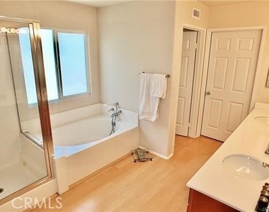 1566 Plymouth Lane - Photo Thumbnail 18