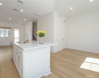 1645 W Hornet Drive - Photo Thumbnail 8