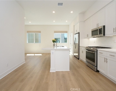 1645 W Hornet Drive - Photo Thumbnail 5