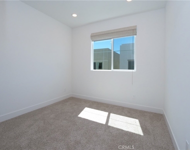 1645 W Hornet Drive - Photo Thumbnail 18