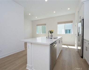 1645 W Hornet Drive - Photo Thumbnail 7