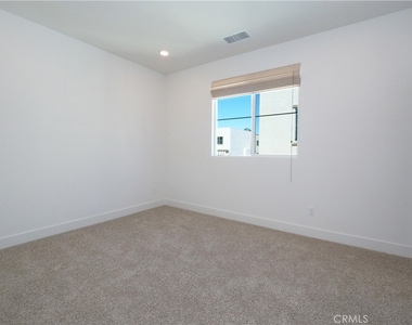 1645 W Hornet Drive - Photo Thumbnail 12