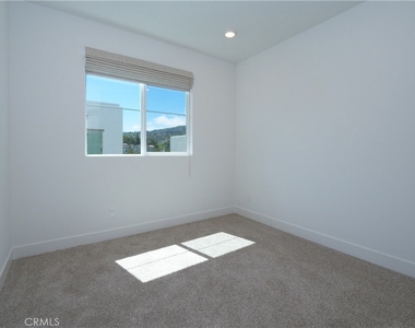 1645 W Hornet Drive - Photo Thumbnail 16