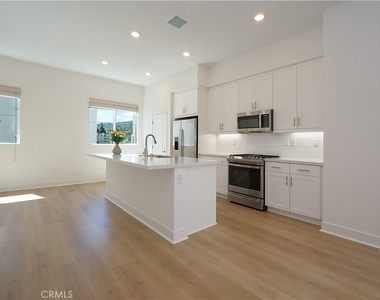 1645 W Hornet Drive - Photo Thumbnail 4