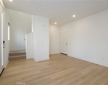 1645 W Hornet Drive - Photo Thumbnail 3