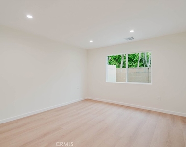 9628 Keokuk Avenue - Photo Thumbnail 12