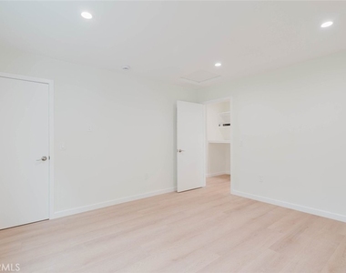 9628 Keokuk Avenue - Photo Thumbnail 13