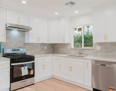 9628 Keokuk Avenue - Photo Thumbnail 8