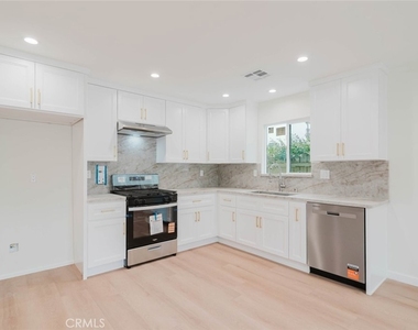 9628 Keokuk Avenue - Photo Thumbnail 7