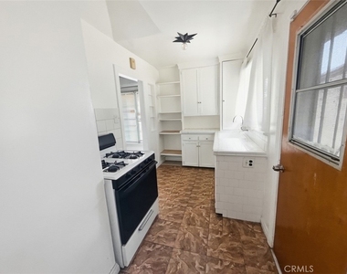 139 E 3rd - Photo Thumbnail 5