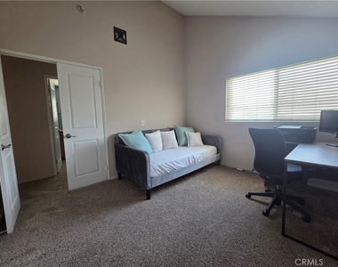 2632 S Augusta Avenue - Photo Thumbnail 12