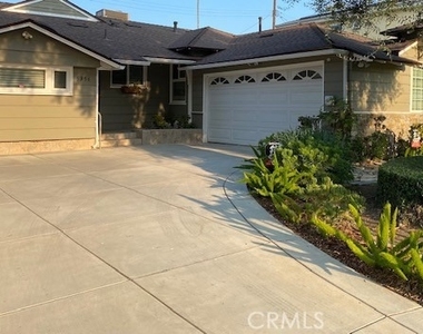 5356 Yolanda Avenue - Photo Thumbnail 2