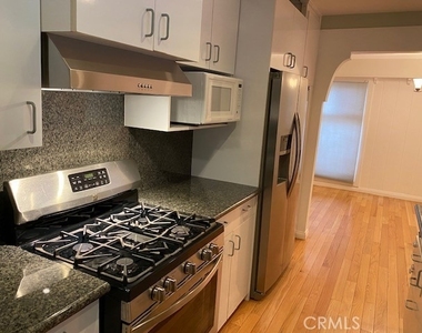 5356 Yolanda Avenue - Photo Thumbnail 3
