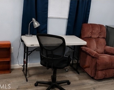 2711 S La Salle Ave - Photo Thumbnail 3