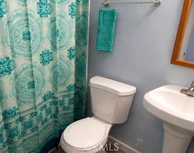 2711 S La Salle Ave - Photo Thumbnail 5