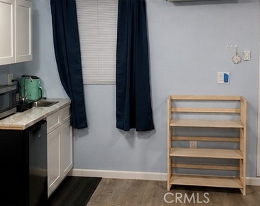 2711 S La Salle Ave - Photo Thumbnail 2