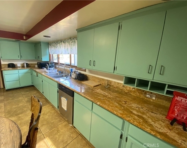 2707 S La Salle Ave - Photo Thumbnail 2