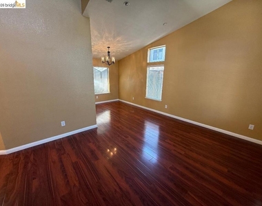 843 Steffa St - Photo Thumbnail 2
