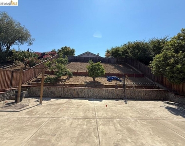 843 Steffa St - Photo Thumbnail 1